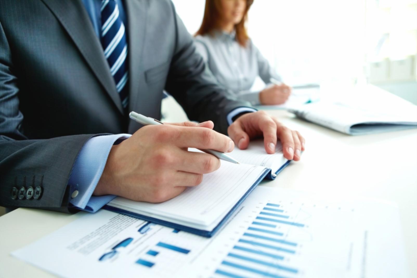 Interface de gestion financière moderne avec graphiques et analyses