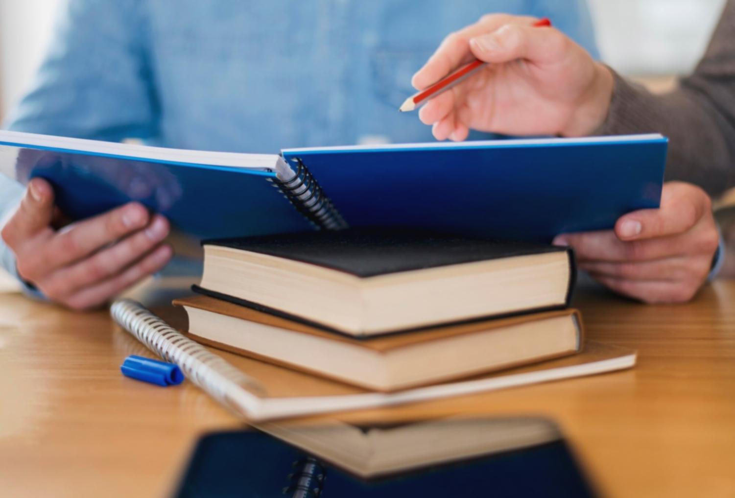 Étudiant travaillant sur des analyses financières avec son ordinateur
